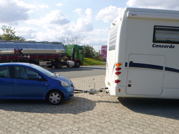 POL-VDMZ: Auto zum Anhänger umfunktioniert