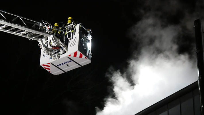 FW Celle: Rauchentwicklung aus Gebäude