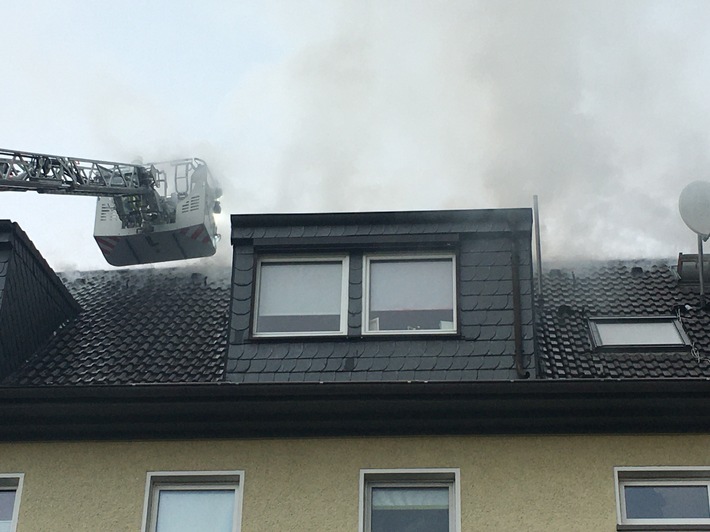 FW-E: Dachstuhlbrand nach vermutlichem Blitzeinschlag in Frohnhausen