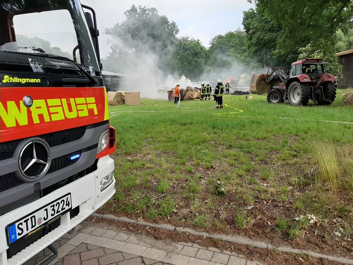 POL-STD: Heuballen brennen auf landwirtschaftlichem Gehöft in Deinste