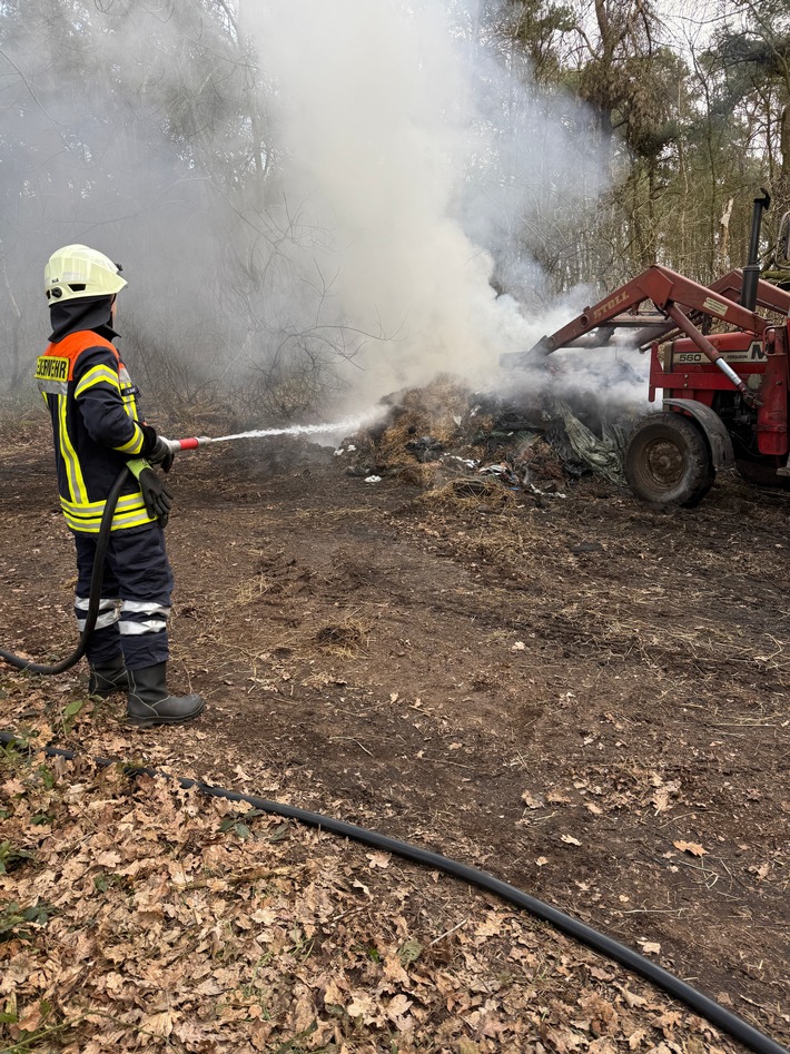 FW-ROW: Brennt Unrat im Wald