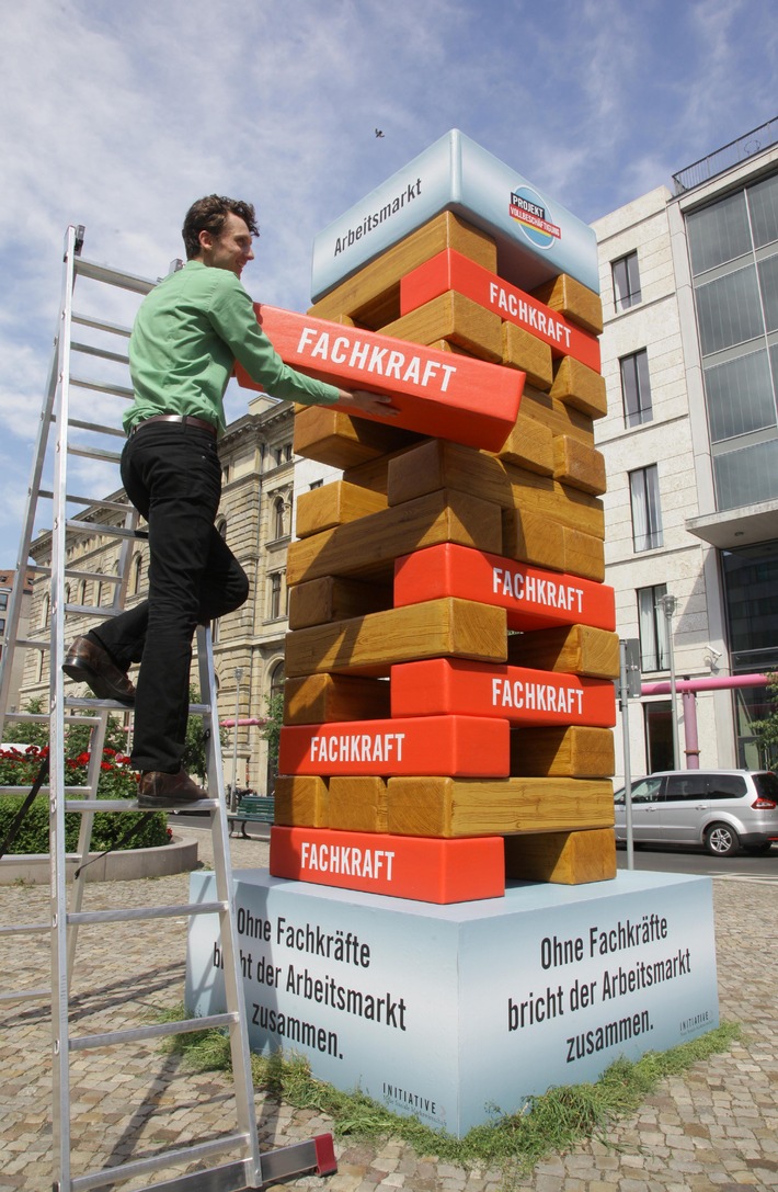 INSM errichtet Vollbeschäftigungs-Turm in Berlin: Fachkräftemangel bedroht Aufschwung am Arbeitsmarkt (mit Bild)