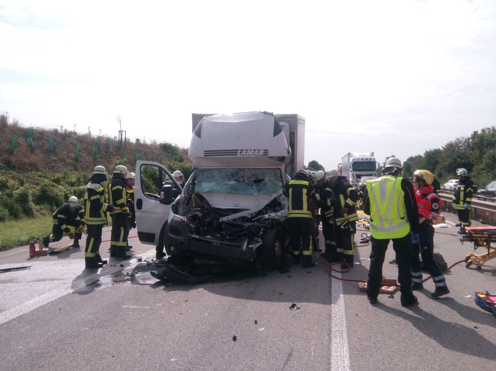 POL-VDMZ: Verkehrsunfall mit lebensgefährlich verletztem Sprinterfahrer