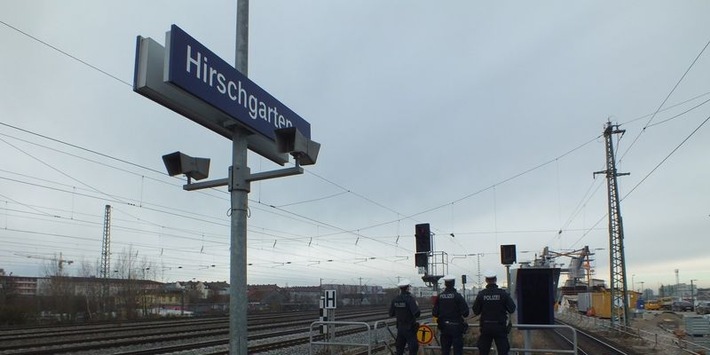 Bundespolizeidirektion München: Gewalttat am Hirschgarten / Unbekannte schlagen Pärchen