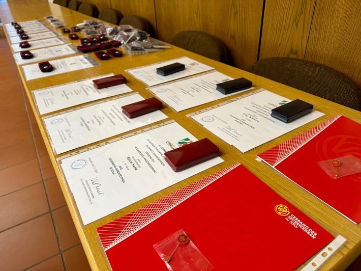 FW Hünxe: 200 Jahre Ehrenamt - Ehrungen für Mitglieder der Freiwilligen Feuerwehr