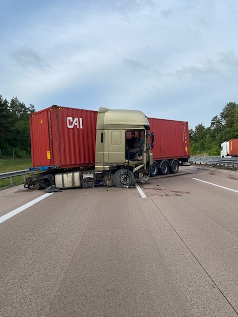 POL-HK: Soltau: Beschädigter Pkw gesucht; Bispingen: Zeugin nach Ladendiebstahl gesucht; Soltau: Lkw auf der A 7 quergestellt - mehrere Stunden Vollsperrung (Foto im Anhang)