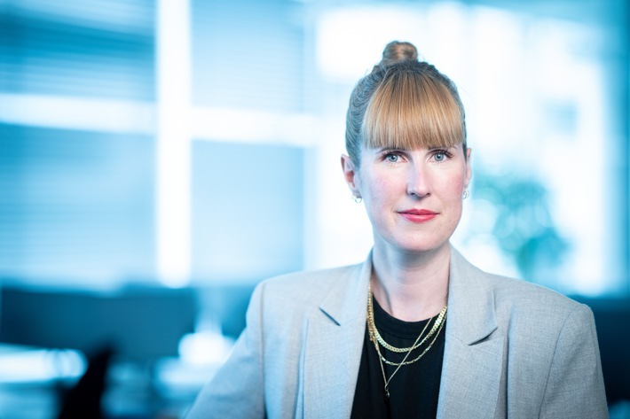 Johanna Bruckner neue Redaktionsleiterin Digital der dpa-infocom: Johanna Bruckner (37) steigt innerhalb der dpa-infocom GmbH zur Redaktionsleiterin Digital auf und führt ab sofort gut 30 Redakteurinnen und Redakteure. / Weiterer Text über ots und www.presseportal.de/nr/8218 / Die Verwendung dieses Bildes ist für redaktionelle Zwecke unter Beachtung ggf. genannter Nutzungsbedingungen honorarfrei. Veröffentlichung bitte mit Bildrechte-Hinweis.