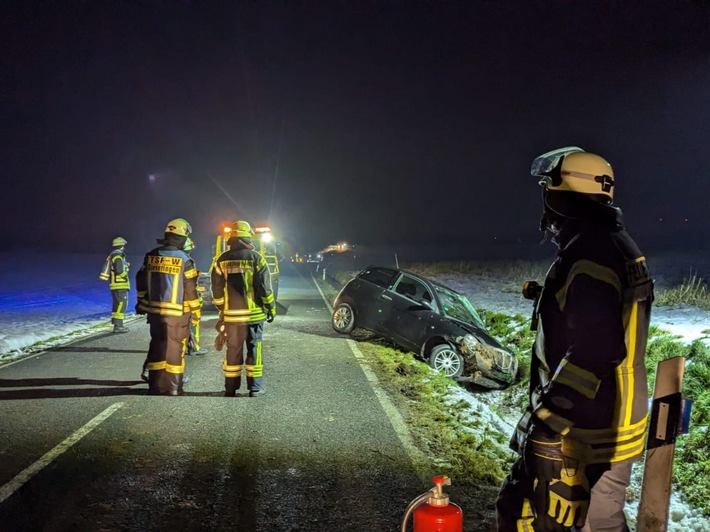 FW Ense: PKW nach Ausweichmanöver im Graben