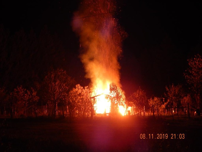 POL-PDMY: Vollbrand einer Holzhütte auf einem Gartengrundstück