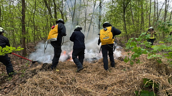 FW-EN: Waldbrandübung - Erst Theorie dann Praxis im Wald