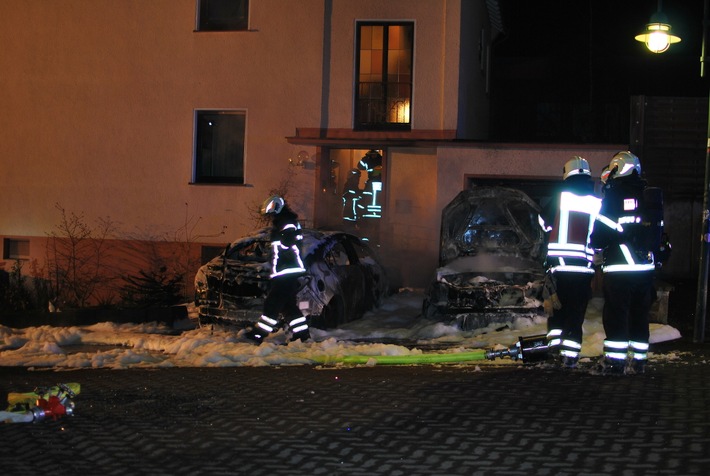 FW-MK: Zwei Fahrzeuge brannten in Letmathe - Polizei ermittelt in Richtung Brandstiftung