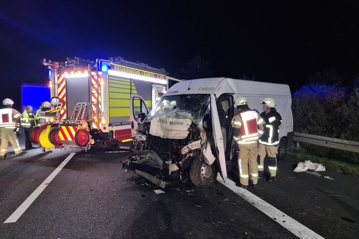 FW Lehrte: Verkehrsunfall mit eingeklemmter Person Autobahn A2