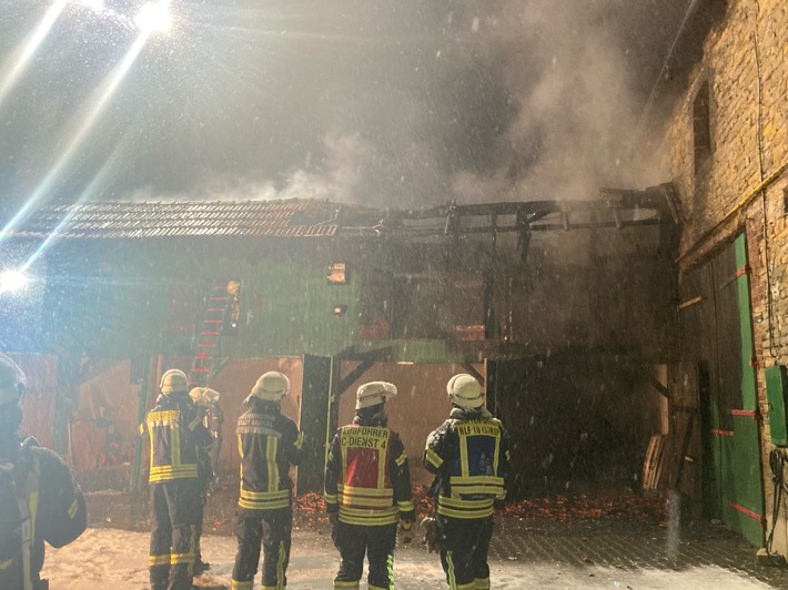 POL-HX: Scheune in Brakel-Riesel gerät in Brand