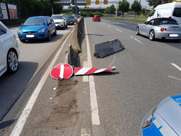 POL-PPKO: Lkw-Fahrer beschädigt Verkehrsinsel in Koblenz - Zeugen gesucht