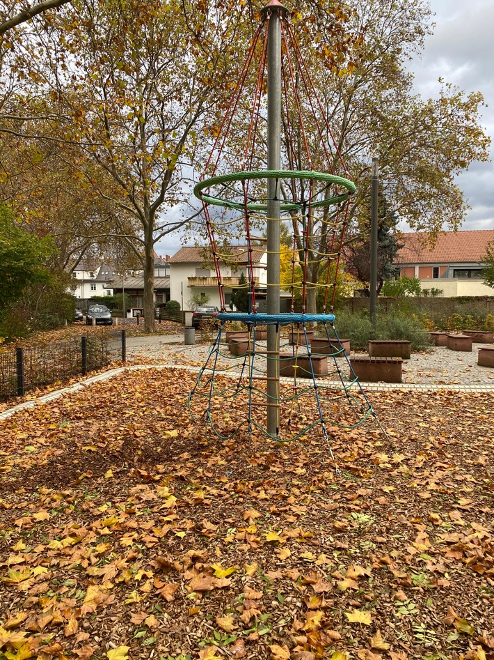 POL-PDWO: Worms - Unbekannte manipulieren Klettergerüst auf Kinderspielplatz