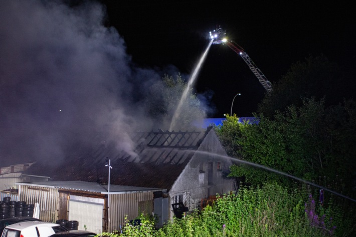 FW-MK: Brand einer KFZ Werkstatt beschäftigt die Feuerwehr