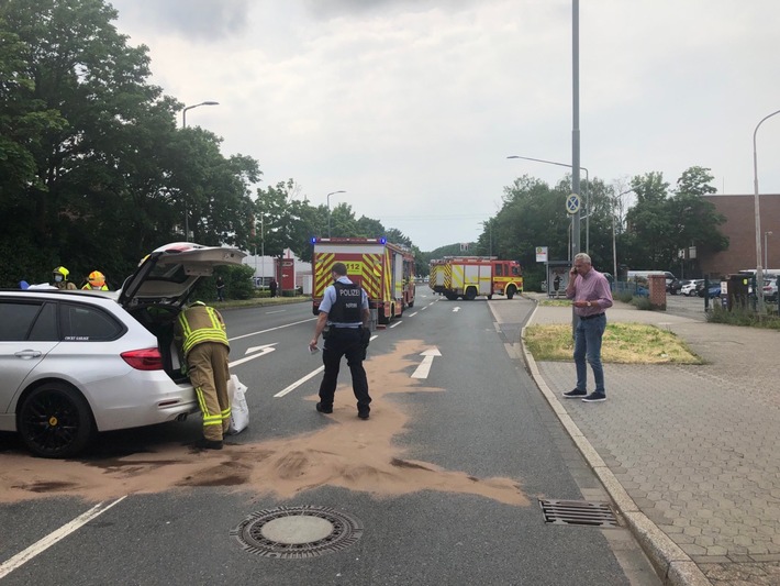 FW Ratingen: Verkehrsunfall mit zwei PKW und eingeklemmter Person gemeldet