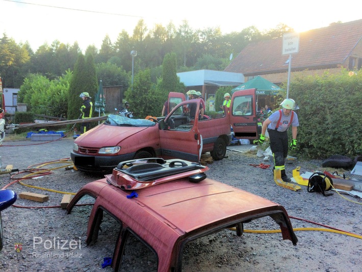 POL-PPWP: Im Auto eingeschlafen - mit Rettungsschere befreit