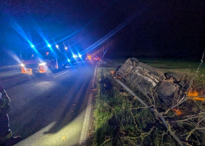POL-STD: Außenbordmotor in Stade entwendet, Bei Parkmanöver Auto in Stade beschädigt - Polizei sucht Zeugen, VW-Bus auf der Autobahn ausgebrannt, 76-jähriger Autofahrer bei Unfall schwer verletzt