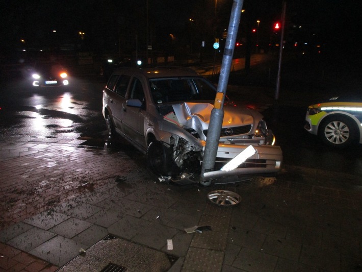 POL-MG: Fahrzeug prallt gegen Ampelmast - Fahrer stark angetrunken