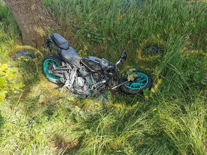 POL-CUX: Motorradfahrer verunglückt auf der Landesstraße zwischen Neuenwalde und Debstedt tödlich (Lichtbild in der Anlage)