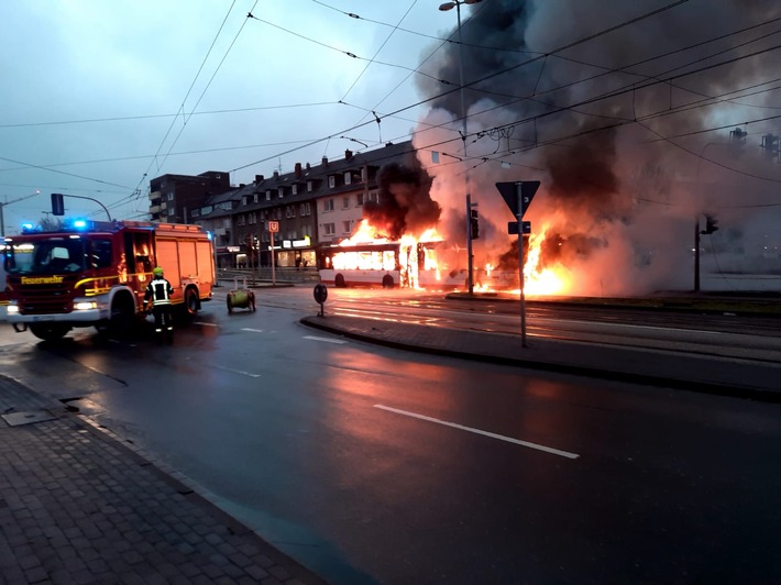 FW-GE: Linienbus brennt komplett aus in Horst-Mitte