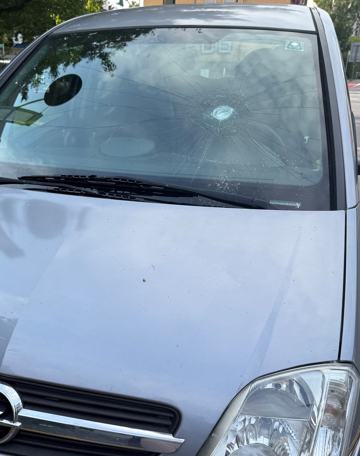POL-GÖ: (264/2025) Innerhalb von 30 Minuten: Unbekannte beschädigen geparktes Auto im Kellnerweg