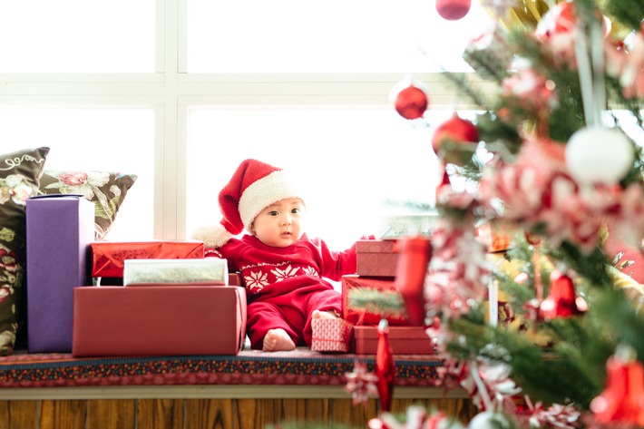 Weihnachtsferien mit Baby - ohne Stress / Zum ersten Mal mit dem Neugeborenen unterwegs zu Oma und Opa oder in den Urlaub? &quot;Baby und Familie&quot; gibt jungen Familien wertvolle Tipps