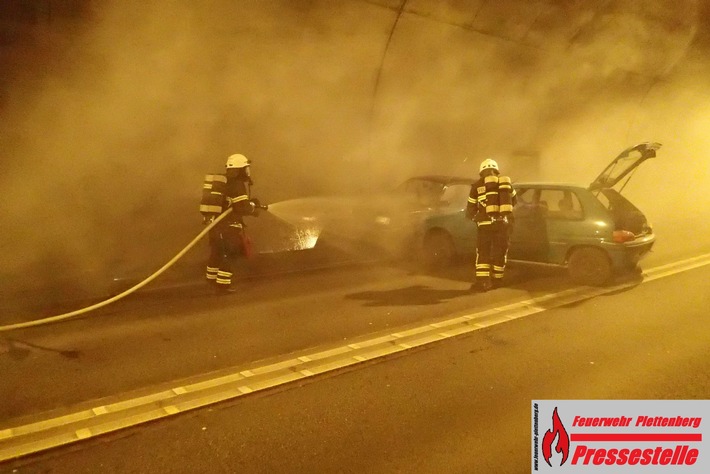 FW-PL: OT-Stadtmitte. Zwei PKW kollidieren im Hestenbergtunnel und geraten in Brand. Turnusmäßige Übung der Feuerwehr erfolgreich beendet.
