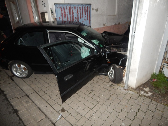 POL-PPKO: Flucht vor Polizeikontrolle in Koblenz - Unfall in der Herberichstraße