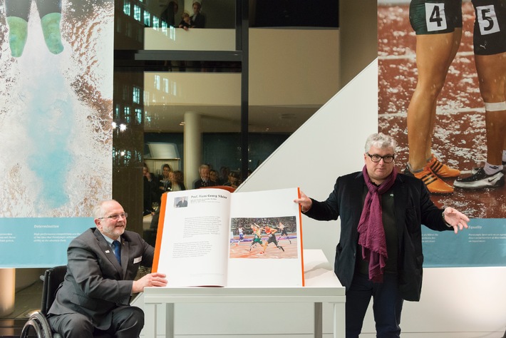 25 Jahre Partner der Paralympics - Professor Näder und Sir Craven eröffnen Sonderausstellung im Ottobock Science Center Berlin