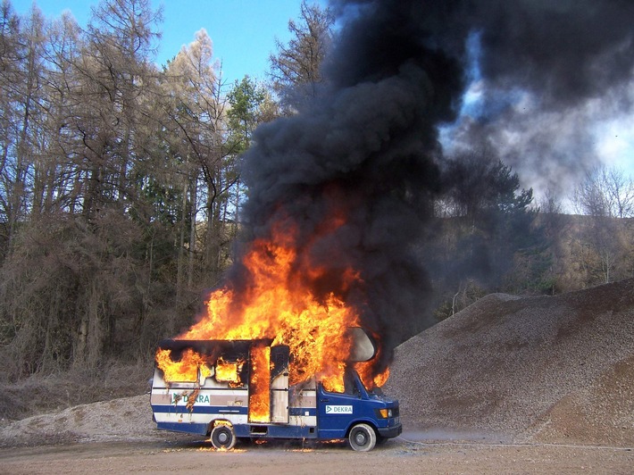 DEKRA Brandversuch mit Reisemobil / Lebensretter Rauchmelder: Nur 1-3 Minuten Zeit zum Löschen