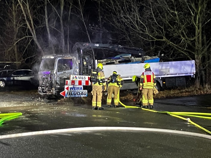 FW Paderborn: LKW-Brand mit Ausbreitung