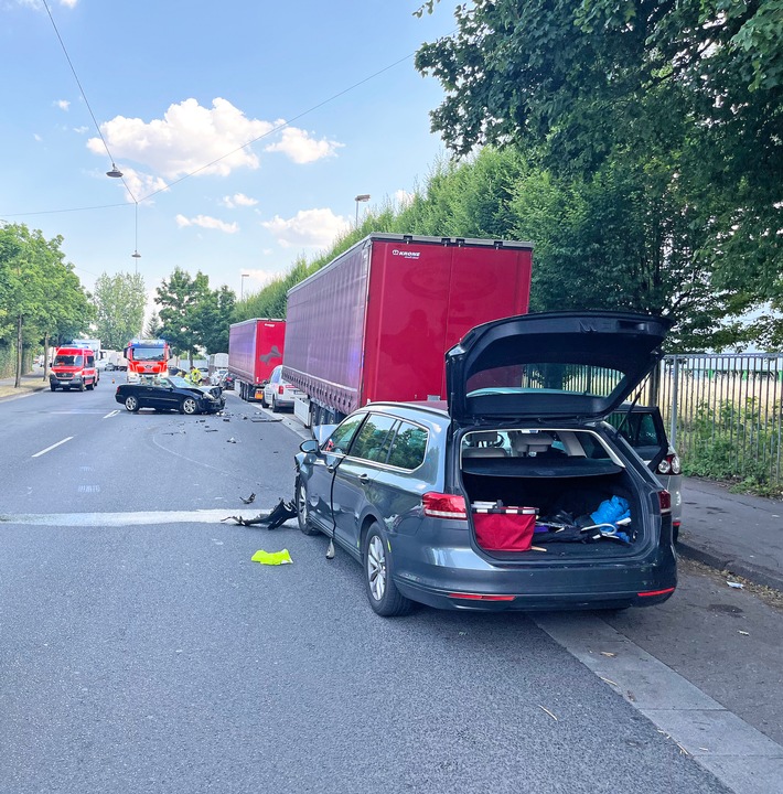 POL-ME: Rettungshubschrauber war im Einsatz: Drei Verletzte nach frontalem Zusammenstoß: Polizei ermittelt und bittet um Hinweise zum Unfallhergang - 2507010