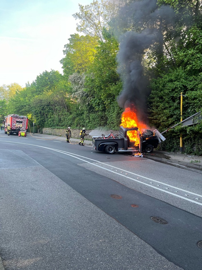 FW-E: Oldtimer verunfallt und geht in Flammen auf - eine verletzte Person