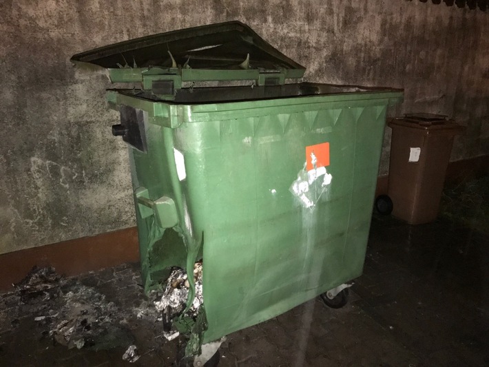 POL-PPWP: Abfallcontainer brennt