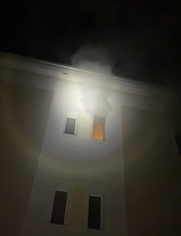 FW-DO: 04.03.2022 - FEUER IN MITTE-OST Feuerwehr rettet Mieter bei Wohnungsbrand