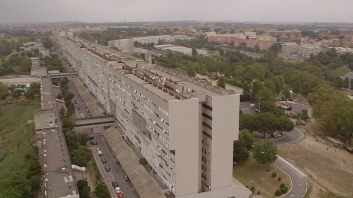 Wohnen extrem! Mit "Abenteuer Leben" hinter den Kulissen von "Corviale", dem längsten Hochhaus Europas - am 26. August 2012 um 22.15 Uhr bei kabel eins (BILD)