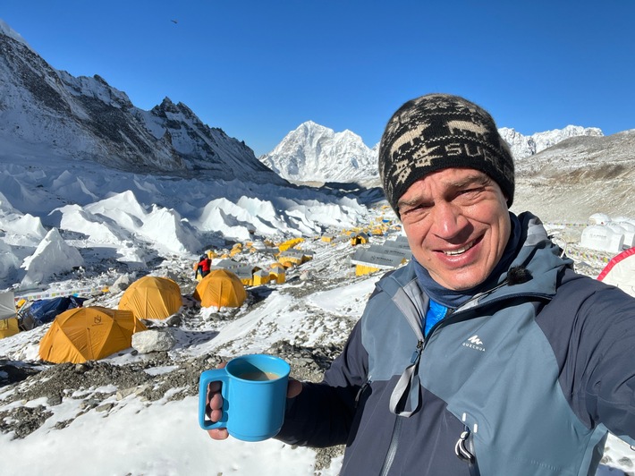 Luxustourismus am Mount Everest: Harro Füllgrabe erklimmt am Sonntag, 27. August, für &quot;Galileo X-Plorer&quot; den Gipfel des Reichtums