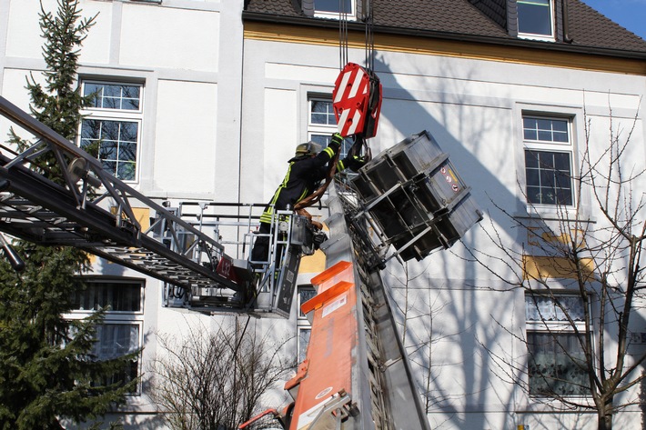 FW-DO: 26.03.2016 - Dortmund-Berghofen
Ungewöhnlicher Einsatz für die Spezialeinheit-Bergung
Gekippter Möbellift drohte abzustürzen