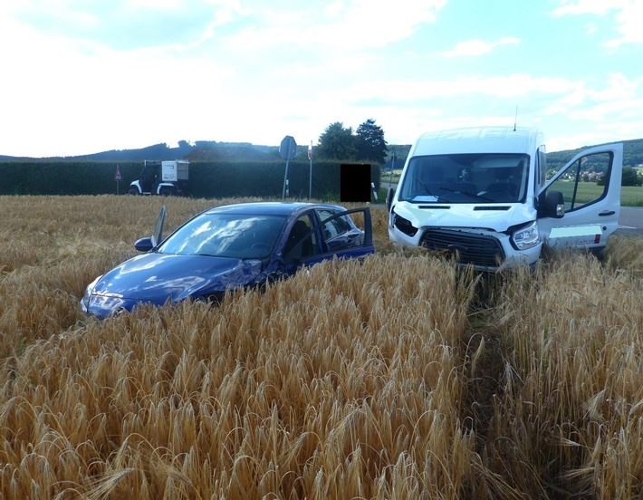 POL-MI: Fahrzeuge landen nach Unfall im Getreidefeld