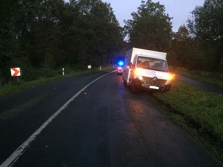 POL-WHV: Verkehrsunfallflucht in Bockhorn - Transporter musste ausweichen und blieb in der Berme stecken (FOTO) - Polizei sucht zur Aufklärung Zeugen