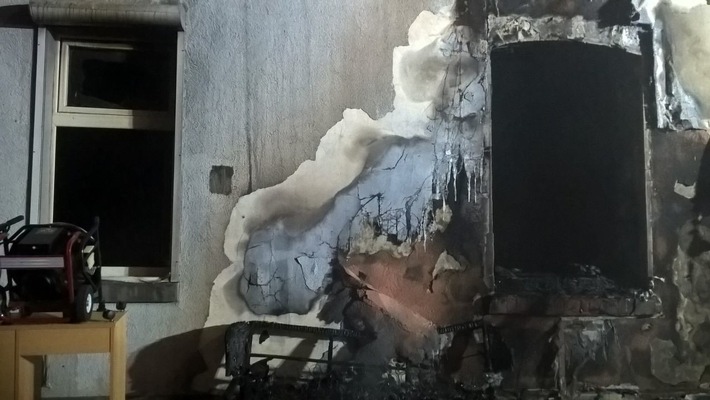 FW-GE: Brennender Sperrmüllhaufen an Hauswand wird im weiteren Verlauf zur Brandgefahr für die Hausbewohner
