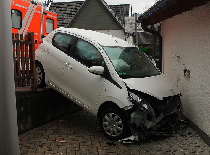 POL-OE: PKW rollte gegen Hauswand - Fahrerin schwer verletzt