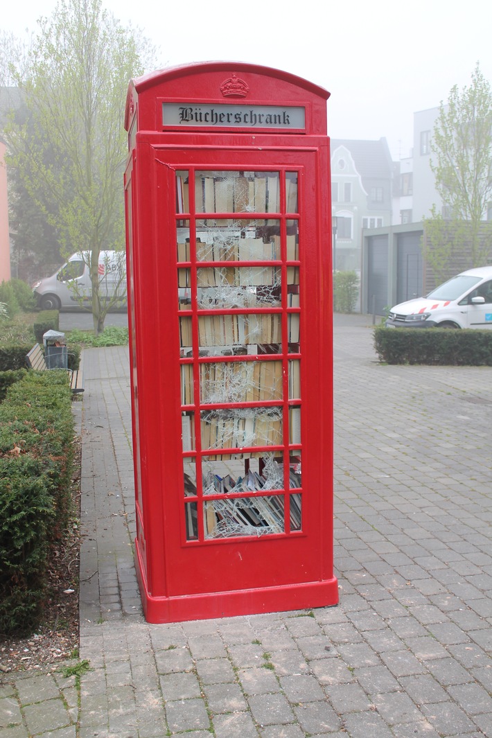 POL-VIE: Viersen: Zerstörung an Telefonzelle für Bücherschrank -Fotoberichterstattung-