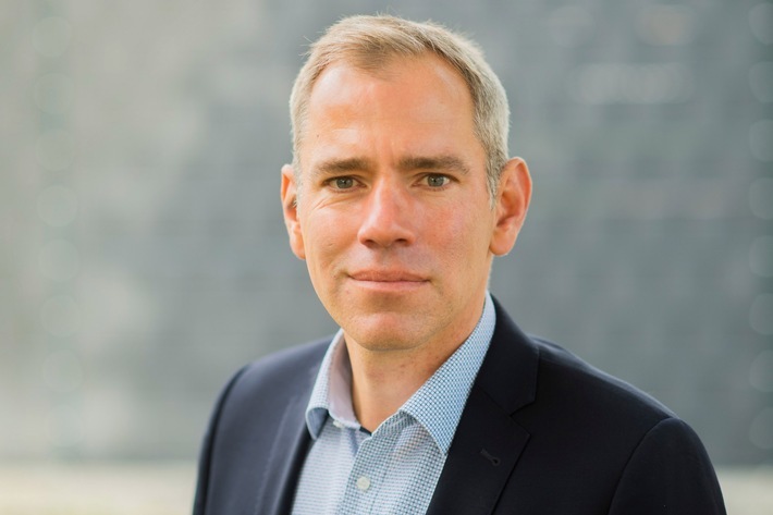 Thomas Struk, bisher Landesbüroleiter in Hannover, wechselt an die Spitze des Landesbüros Ost der Deutschen Presse-Agentur. Dort ist er künftig für fünf Länder mit vier Landesdiensten zuständig: Berlin-Brandenburg, Sachsen, Sachsen-Anhalt und Thüringen. / Weiterer Text über ots und www.presseportal.de/nr/8218 / Die Verwendung dieses Bildes ist für redaktionelle Zwecke honorarfrei. Veröffentlichung bitte unter Quellenangabe: "obs/dpa Deutsche Presse-Agentur GmbH/Julian Stratenschulte"
