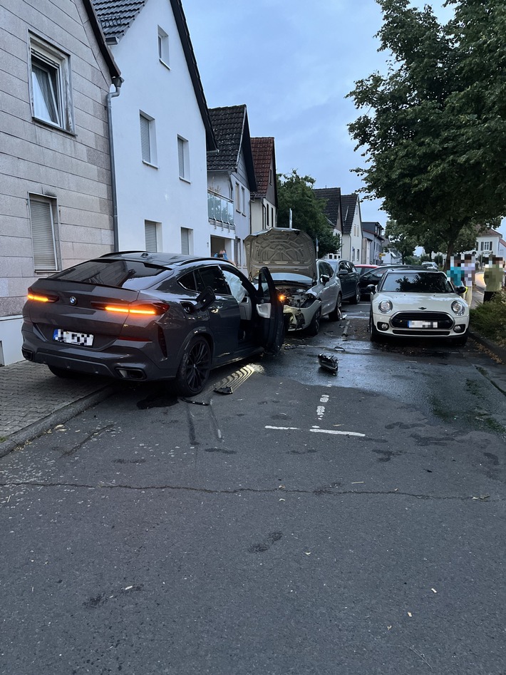 POL-OF: Über 230.000 Euro Sachschaden bei Verkehrsunfall: BMW-Fahrer schiebt vier andere Autos zusammen und verletzt sich
