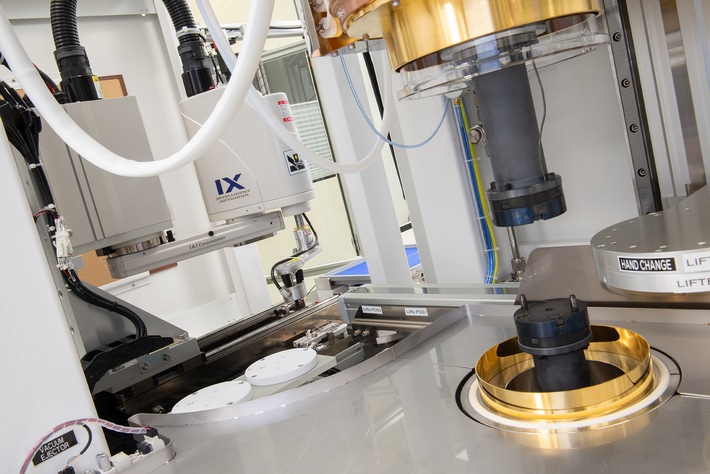 Fraunhofer IPT forscht mit neuer Glaspresse an automatisierter Serienproduktion von Optiken