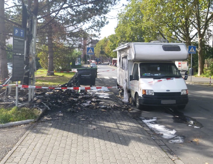 POL-KS: Containerbrand greift auf Wohnmobil und Werbetafel über: Kripo sucht Zeugen