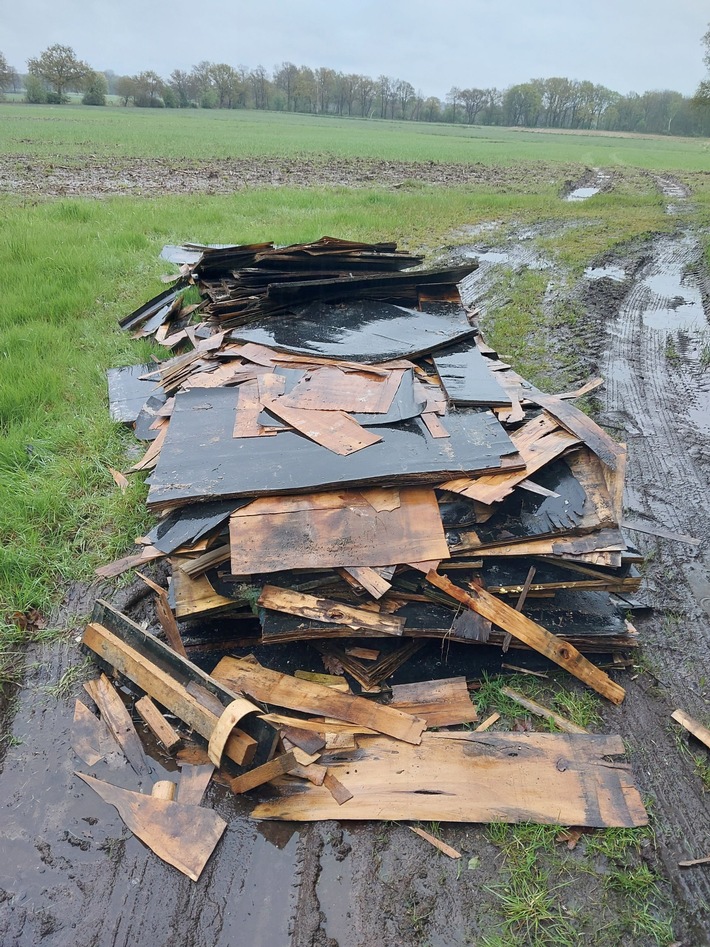 POL-SE: Elmshorn - Ablagerung von behandeltem Holz - Polizei sucht Zeugen